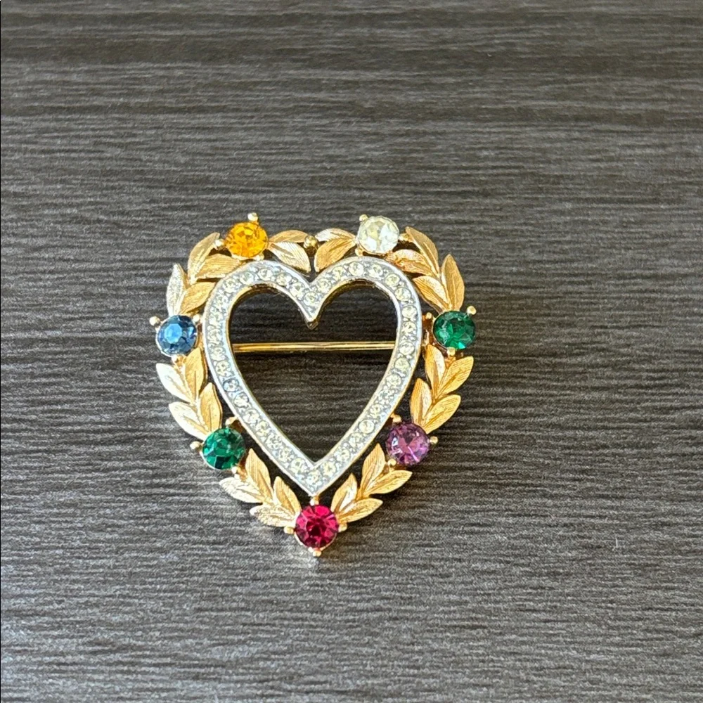 Vintage Crown Trifari “Dearest Heart”‎ Gold Toned Brooch Multicolor Rhinestones